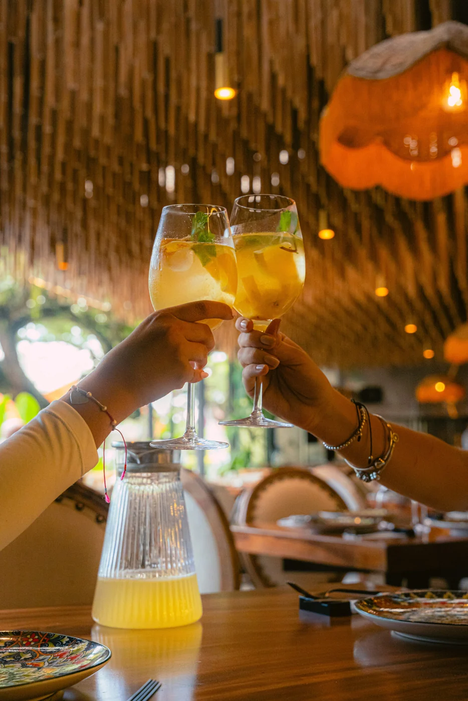 Brindis con dos copas en el salón de Don Ángel