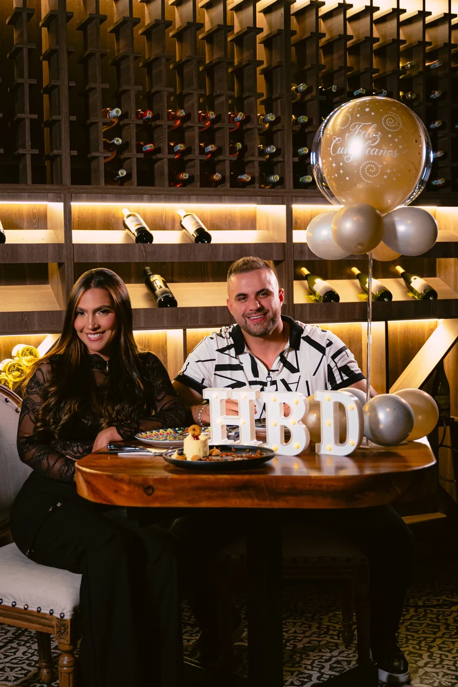 Pareja celebrando un cumpleaños en una mesa decorada