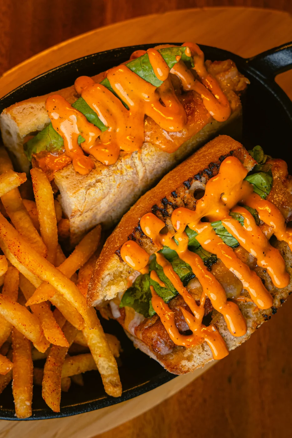 Choripán de la casa servido con papas a la francesa