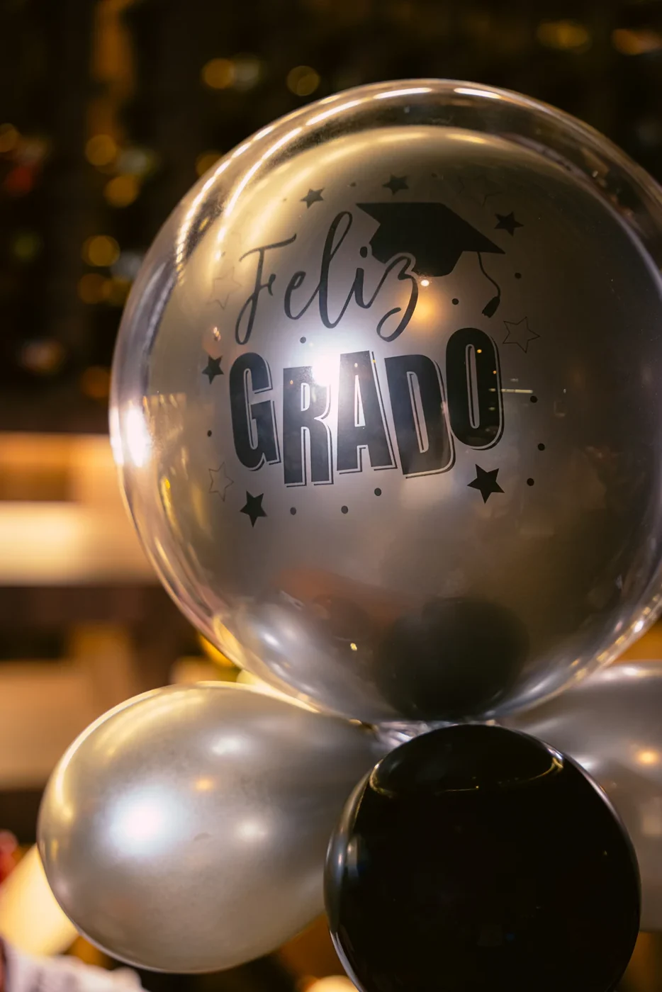 Globos de celebración con el mensaje Feliz Grado