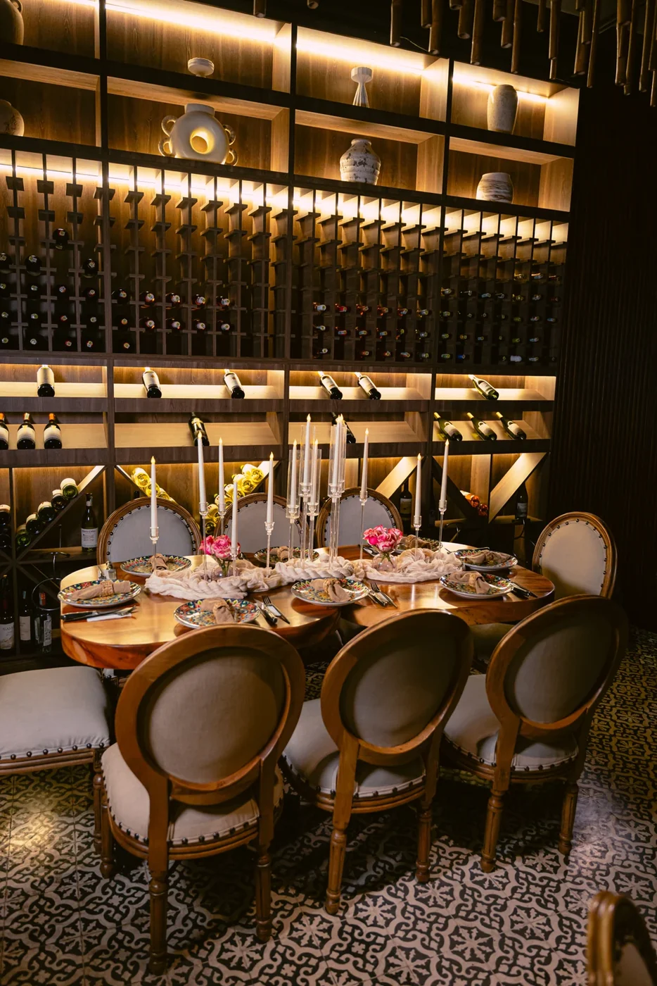 Mesa decorada para una celebración junto a la cava de vinos