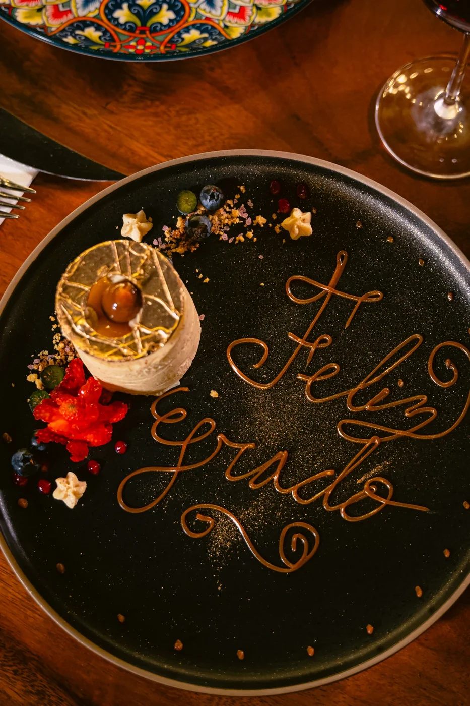 Postre de celebración con mensaje Feliz Grado en el plato