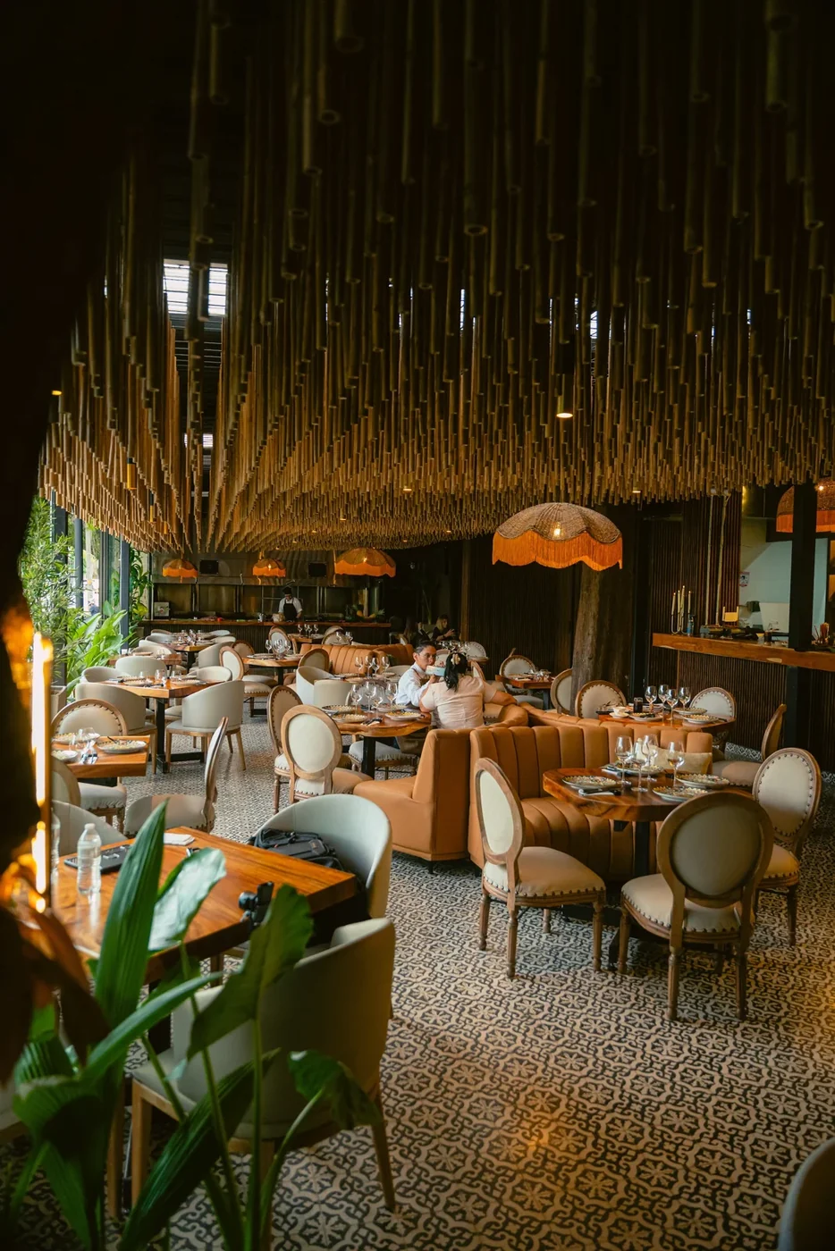 Salón de Don Ángel Parrilla con mesas, sillas y vegetación