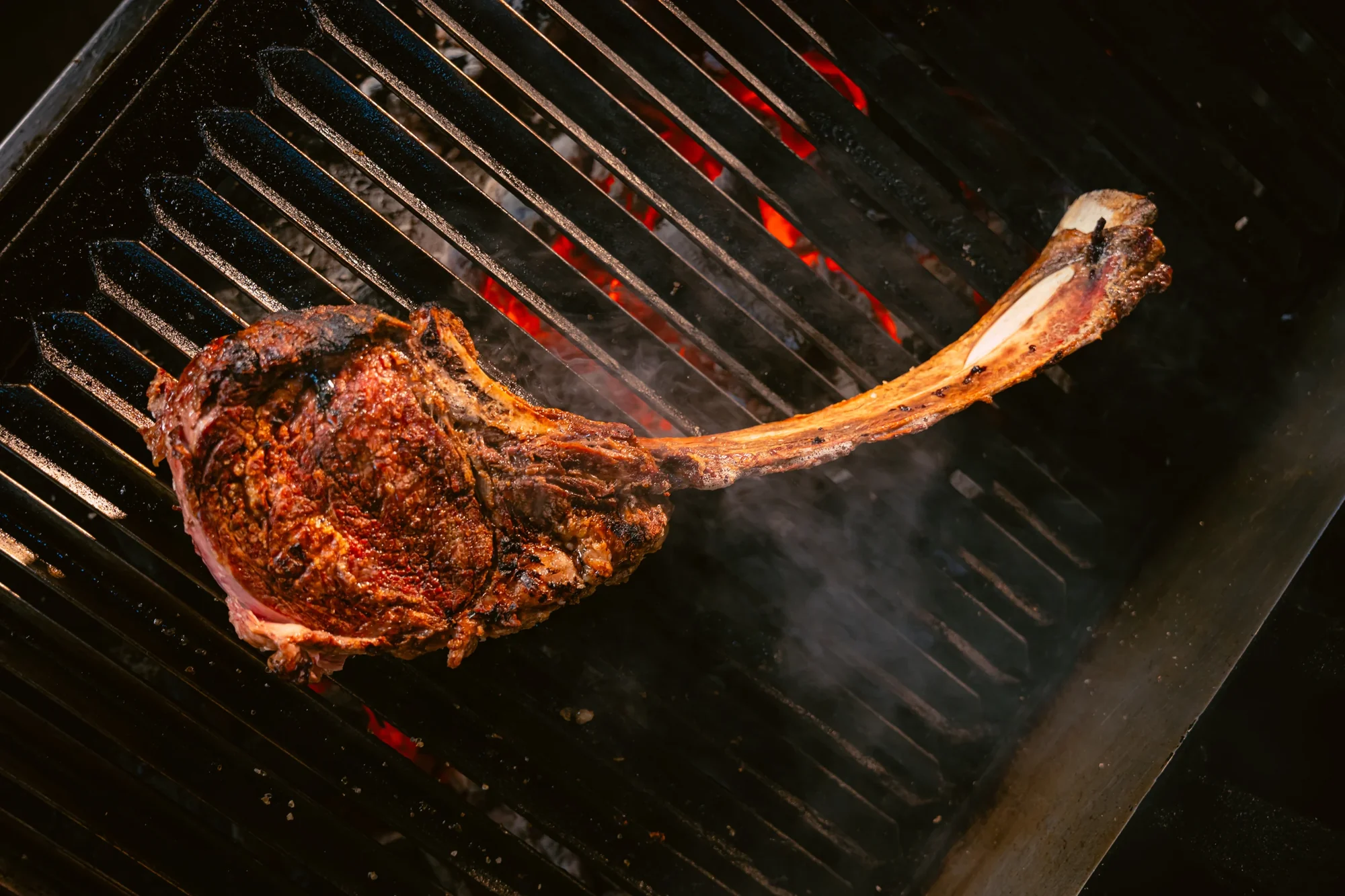 Tomahawk de res sobre las brasas de Don Ángel Parrilla